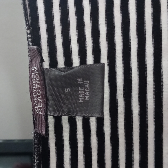 Kenneth Cole reaction top. Striped. Size small - Picture 4 of 4